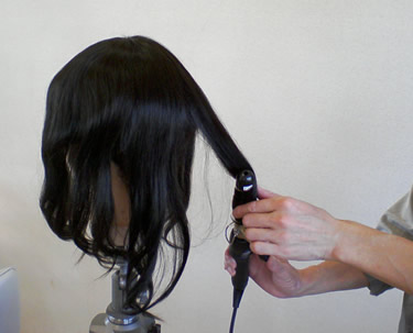 最後の仕上げはヘアアイロンで可愛く