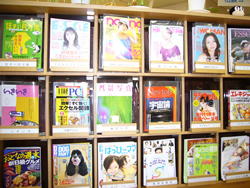 ずらーっと並んだ最新号の雑誌