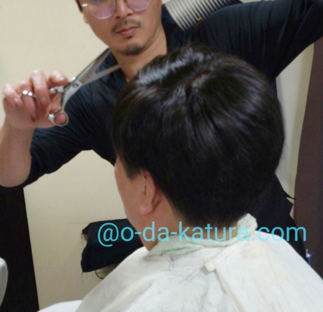 ウィッグを美容師がカット