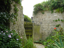 家のまえに石垣