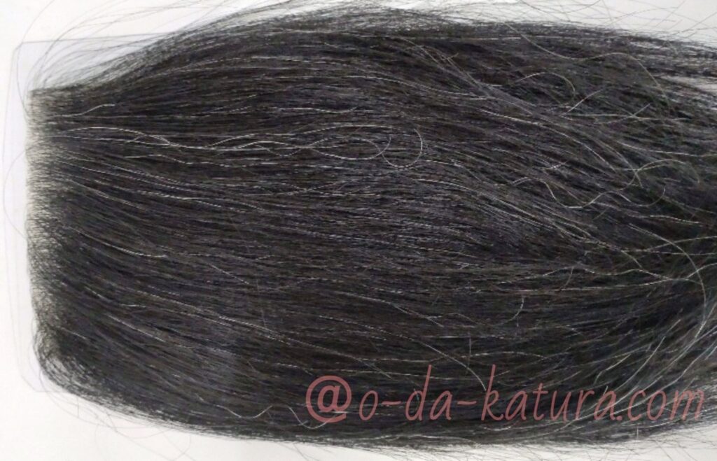 白髪15％入り・人毛100％・長さ12cmのヘアシート。フリーカットで分け目やつむじをカバー