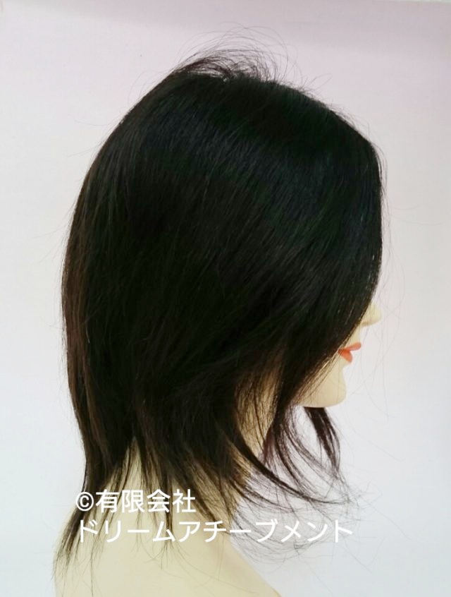 ご本人の自毛約30〜40cmを使いレイヤーを入れて長めに仕上げた医療用ウィッグを横から見たところ