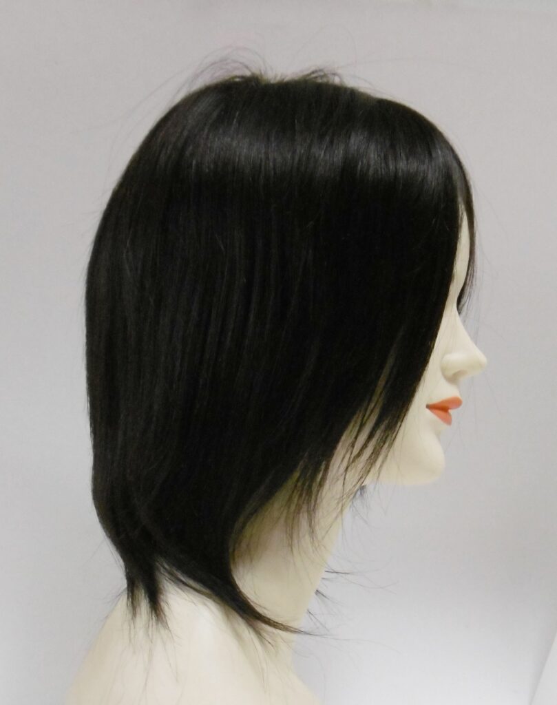 ご本人の自毛約35cmで作ったサラサラのセミロング医療用ウィッグを横から見たところ