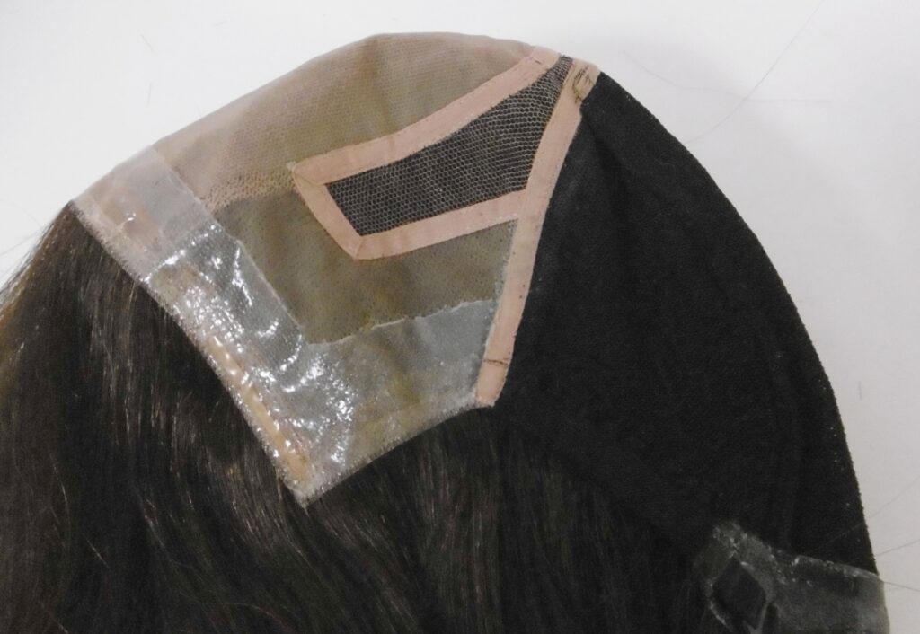 妹さんの自毛約25〜30cmで作ったお姉さんへの明るめの医療用ウィッグの裏側