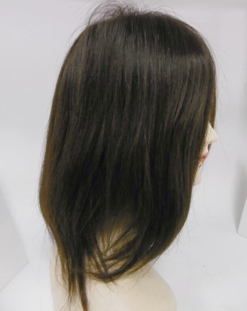 妹さんの自毛約25〜30cmで作ったお姉さんへの明るめの医療用ウィッグを横から見たところ