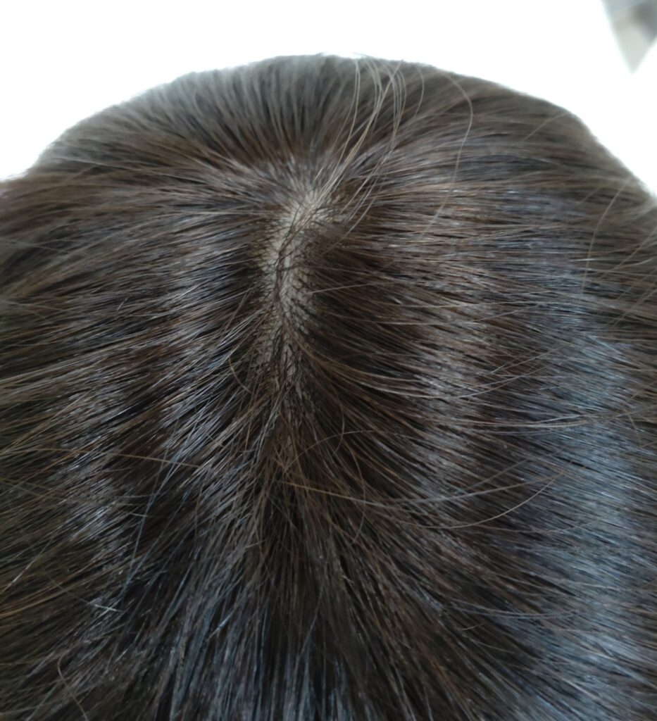 人毛100%のロングハーフウィッグの分け目つむじ