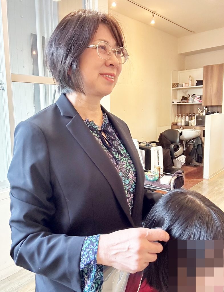 お客様の髪に触れながら相談を受ける店長 野沢昊未